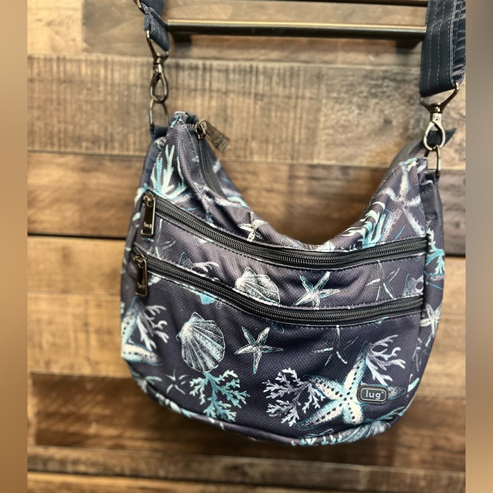 Lug Slider Freestyle crossbody in stars and shells navy